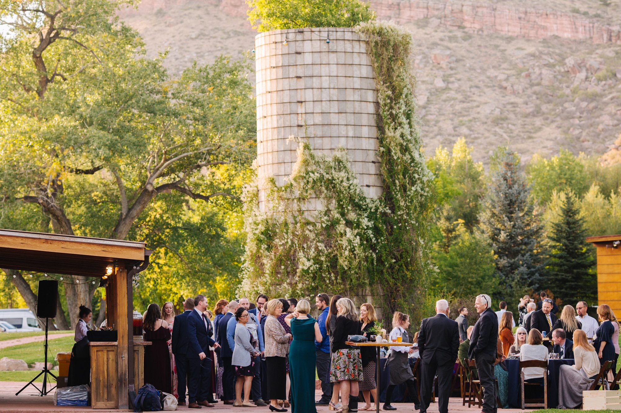planet bluegrass wedding, outdoor wedding venue, cocktail hour outside, outdoor cocktail hour, lyons colorado wedding venue, summer wedding