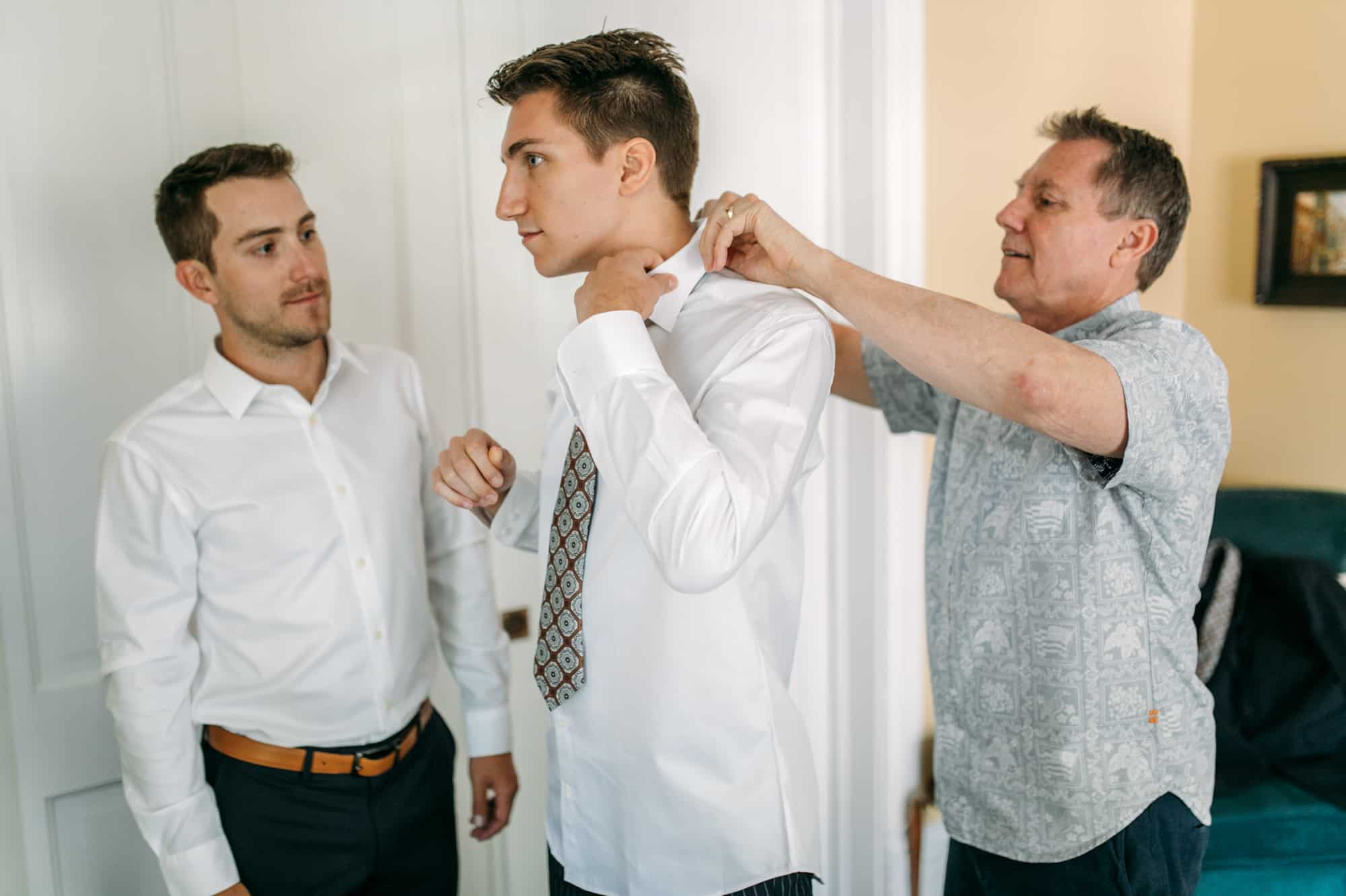 groom getting ready, getting ready at airbnb, groom tie ideas, groom tie, colorado wedding, colorado wedding venue, colorado wedding photographer, groom with dad, groom getting ready with guys, groom getting ready with dad and brother