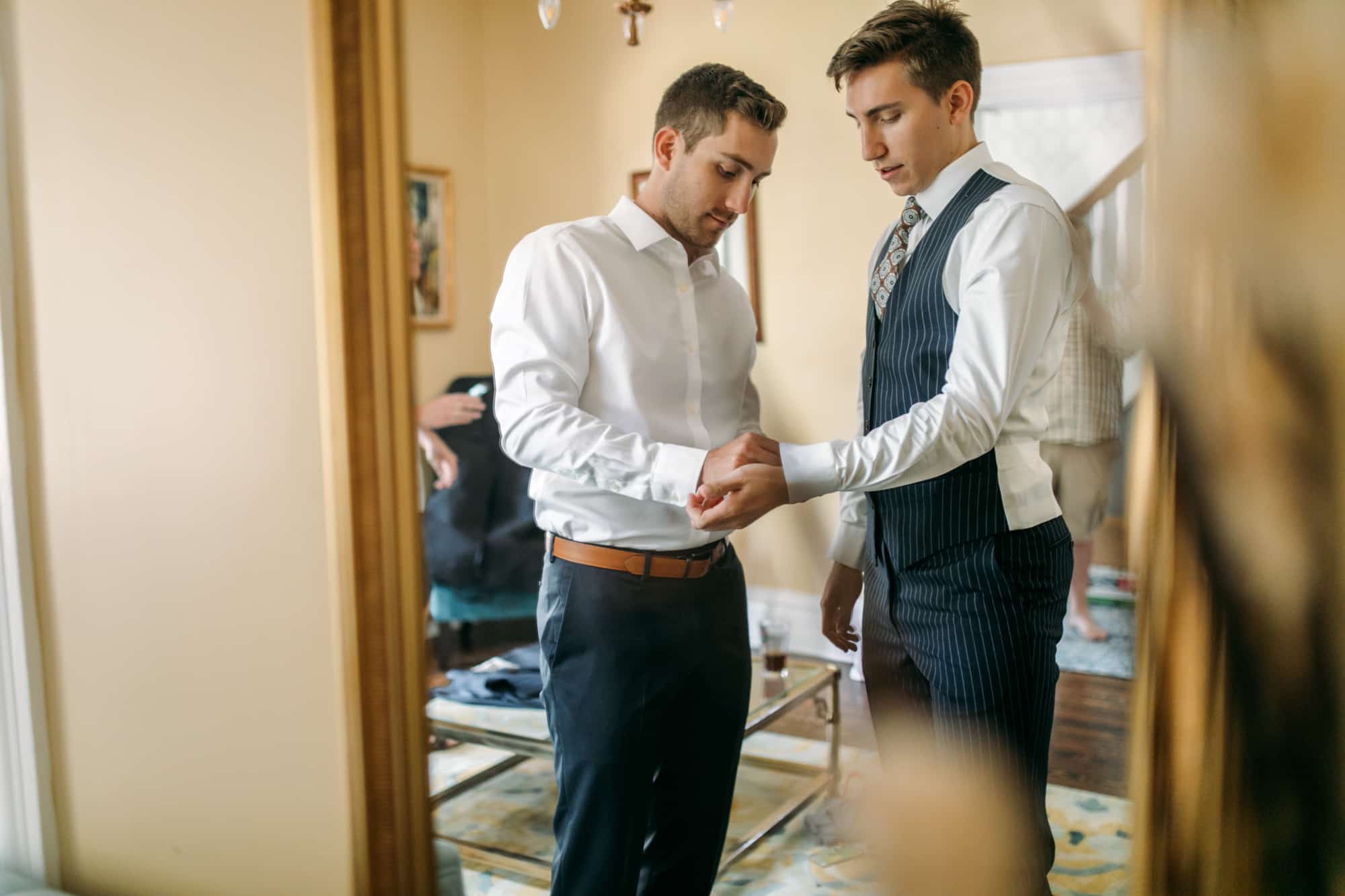 groom getting ready, getting ready at airbnb, groom tie ideas, groom tie, groom with brother