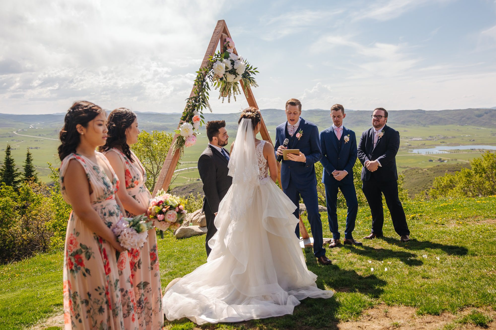 bella vista estates, bella vista wedding, bella vista estates wedding, steamboat springs wedding, colorado wedding, colorado, colorado wedding photographer, wedding ceremony, outside wedding ceremony, triangle wedding arch, geometric wedding arch