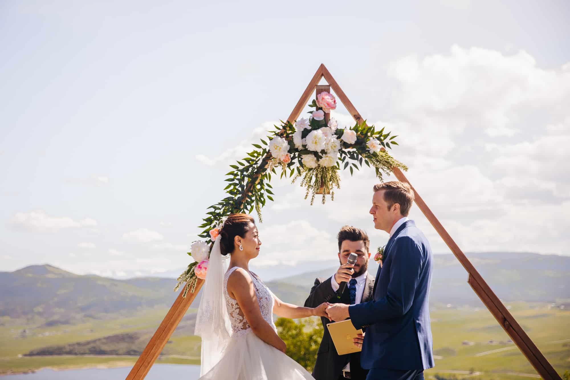 bella vista estates, bella vista wedding, bella vista estates wedding, steamboat springs wedding, colorado wedding, colorado, colorado wedding photographer, wedding ceremony, outside wedding ceremony, triangle wedding arch, geometric wedding arch