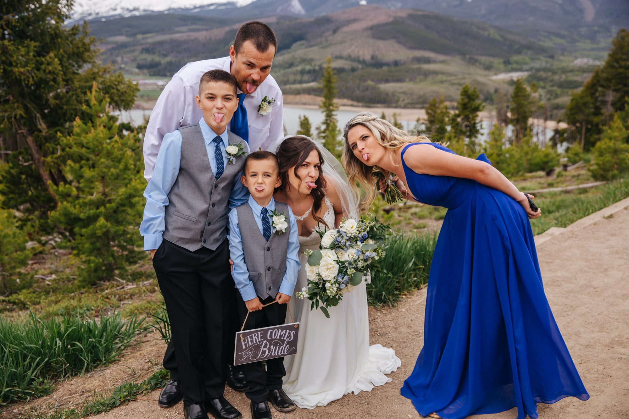 sapphire point, sapphire point wedding, frisco wedding, frisco wedding photographer, mountain wedding, outdoor wedding, scenic wedding, intimate wedding, funny family photos at wedding