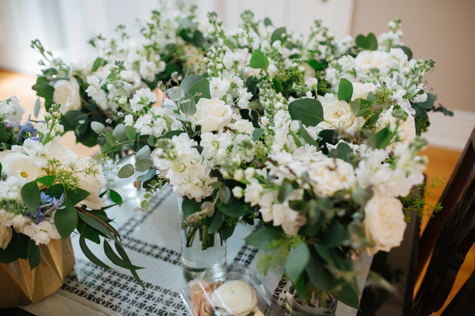 green and white wedding florals, minimal wedding flowers, white wedding flowers, white bridal bouquet, white and green bridal flowers