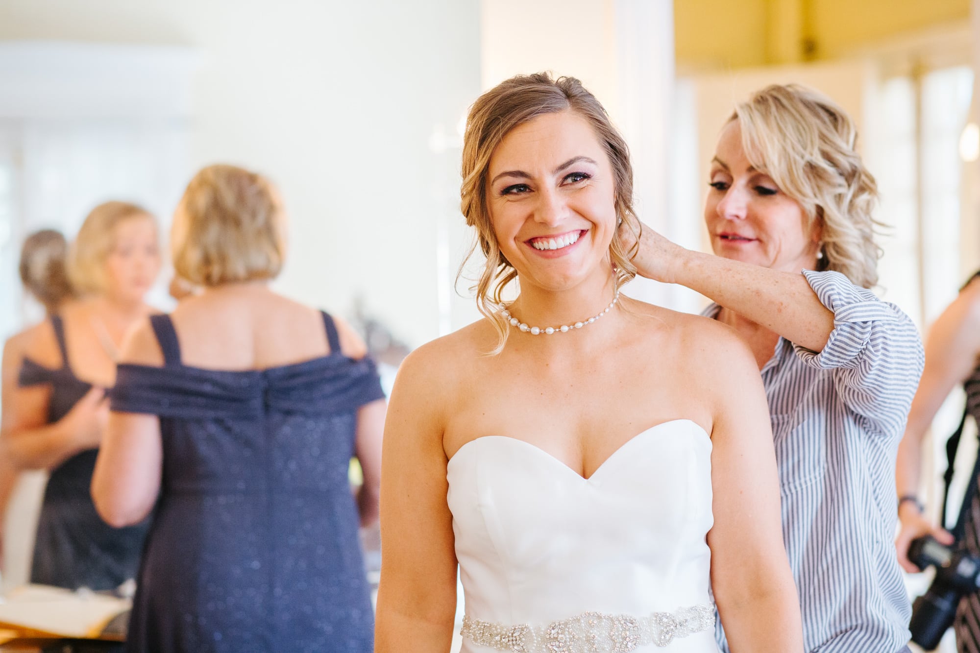 bride getting dress, bride getting into dress, bride getting ready with mom, bride getting ready in bridal suite, bride getting ready at grant humphreys mansion, grant humphreys mansion, denver wedding, bride and mom