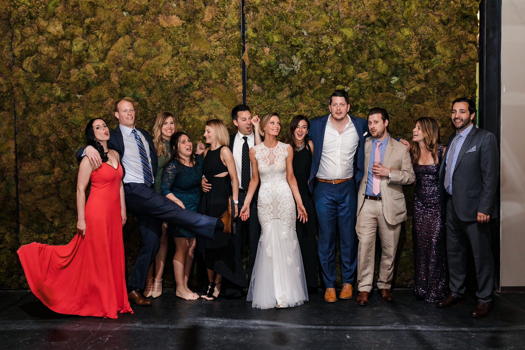 funny photos at weddings, funny group photos at weddings, bride with friends funny photo