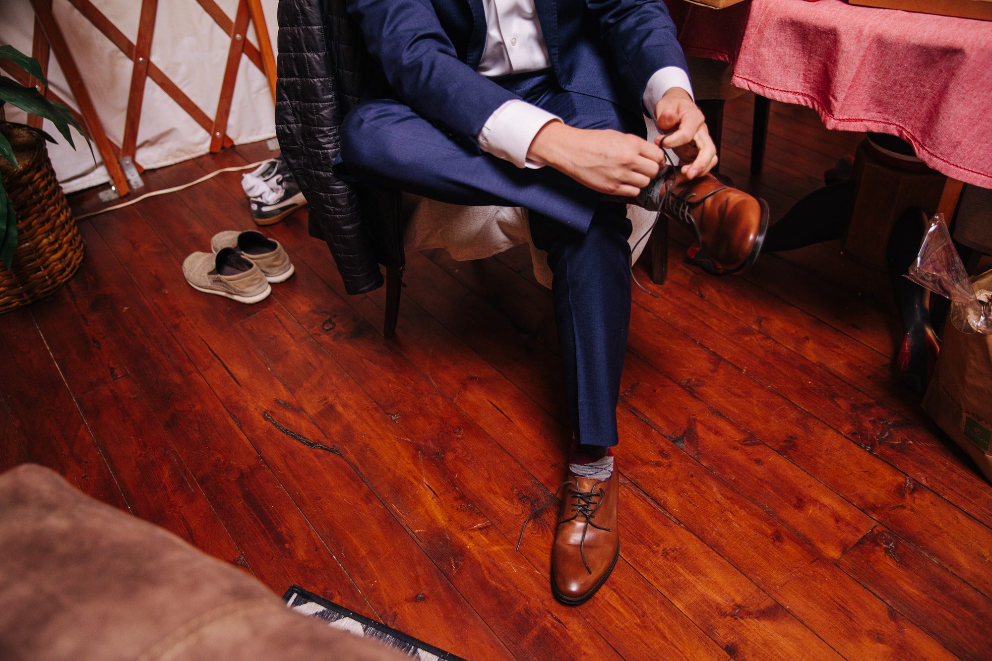 groom putting on shoes, groom getting ready, getting ready wedding, tan dress shoes, grooms shoes