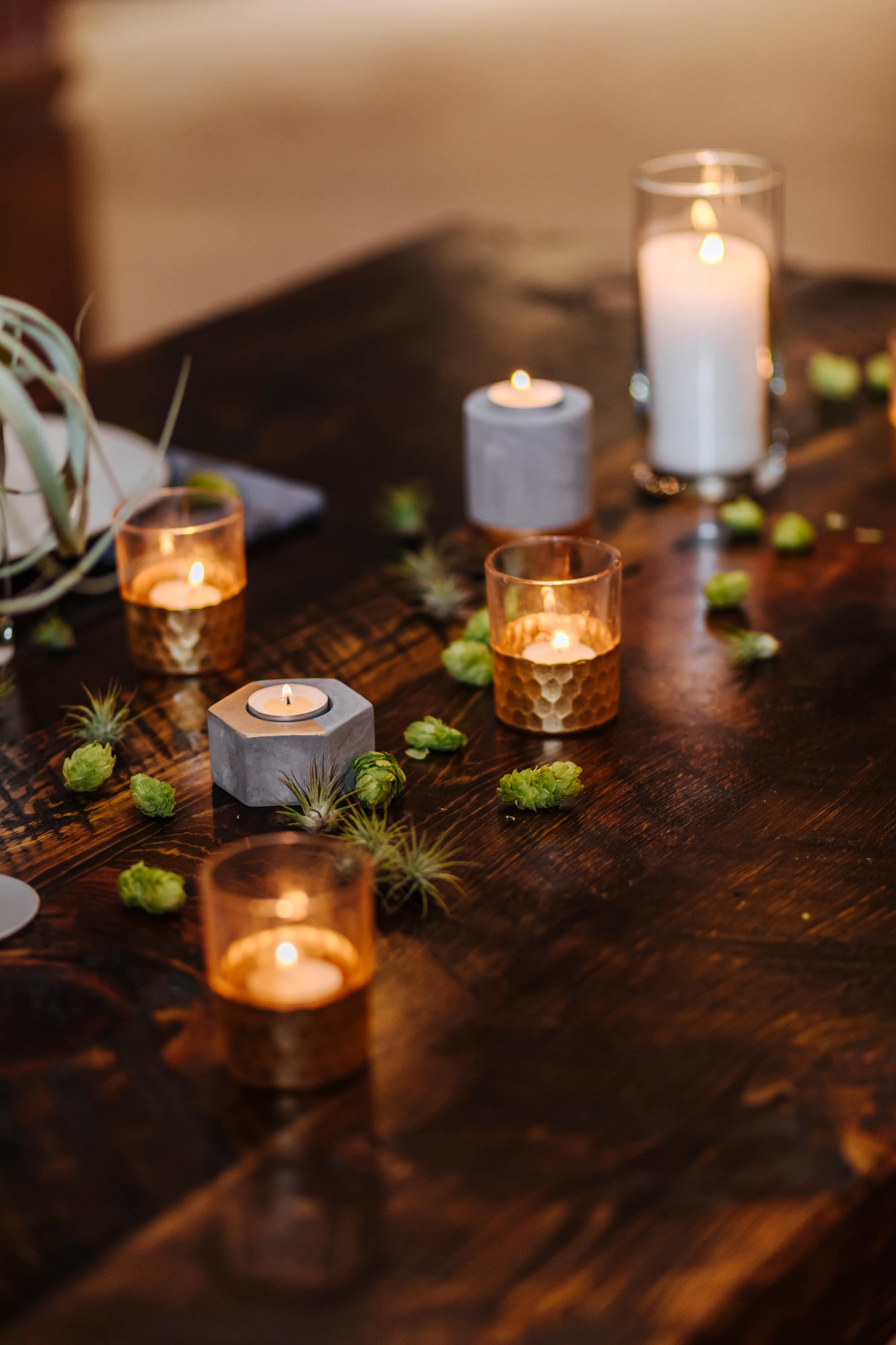copper wedding, copper wedding details, modern tablescape, modern wedding table, copper white and black wedding, candles on wedding dining table, elegant wedding tablescape, modern copper wedding, copper and cement candle, air plants, wedding decor with air plants, wedding decor with hops