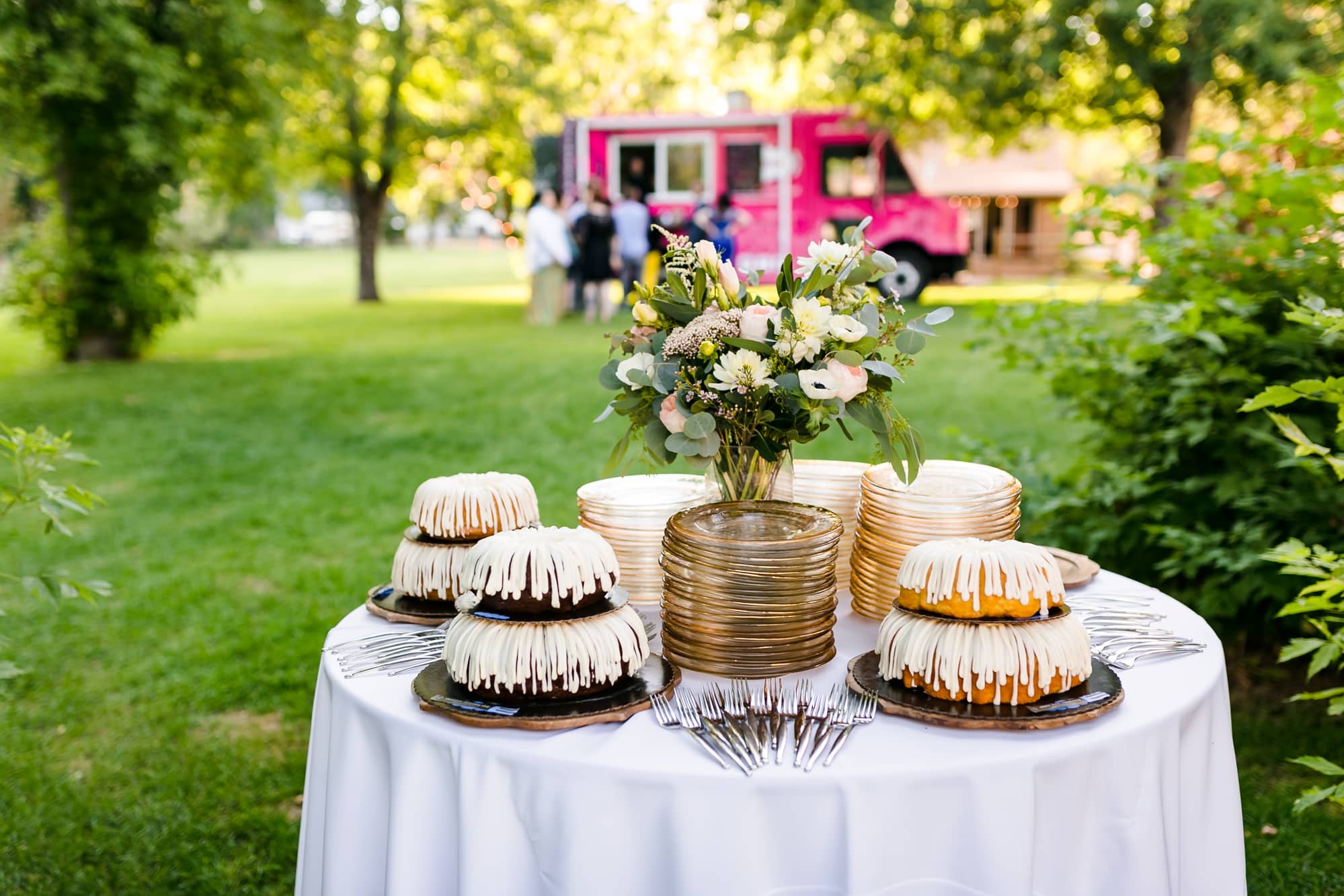bundt cakes at wedding, bundt cake, nothing bundt cakes, pink food truck, food truck at weddings, unique wedding ideas, outdoor wedding, summer wedding