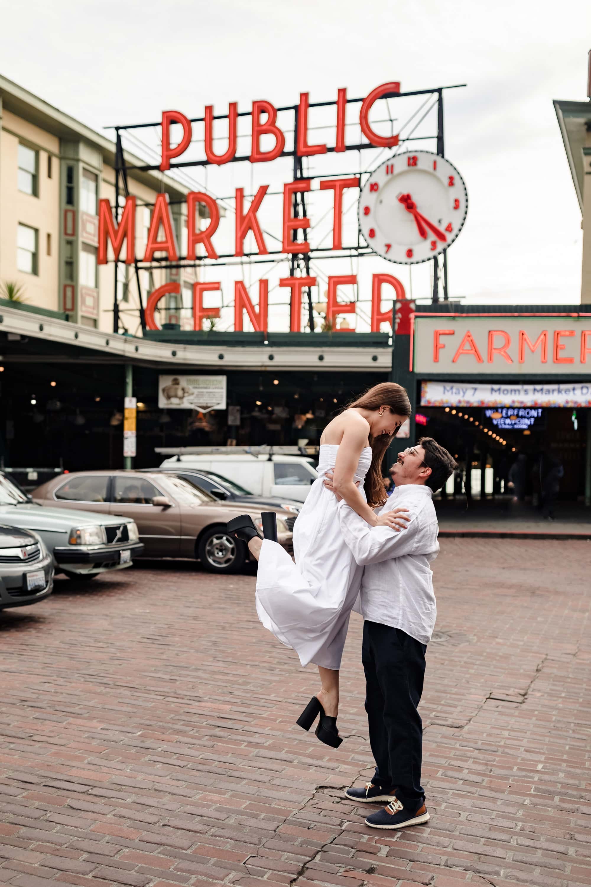 engagement lift posing ideas, downtown seattle engagement photos, pike place engagement photos, best seattle engagement photo locations, engagement photos in seattle, pike place market couples portraits, seattle wedding photographer, seattle engagement photographer