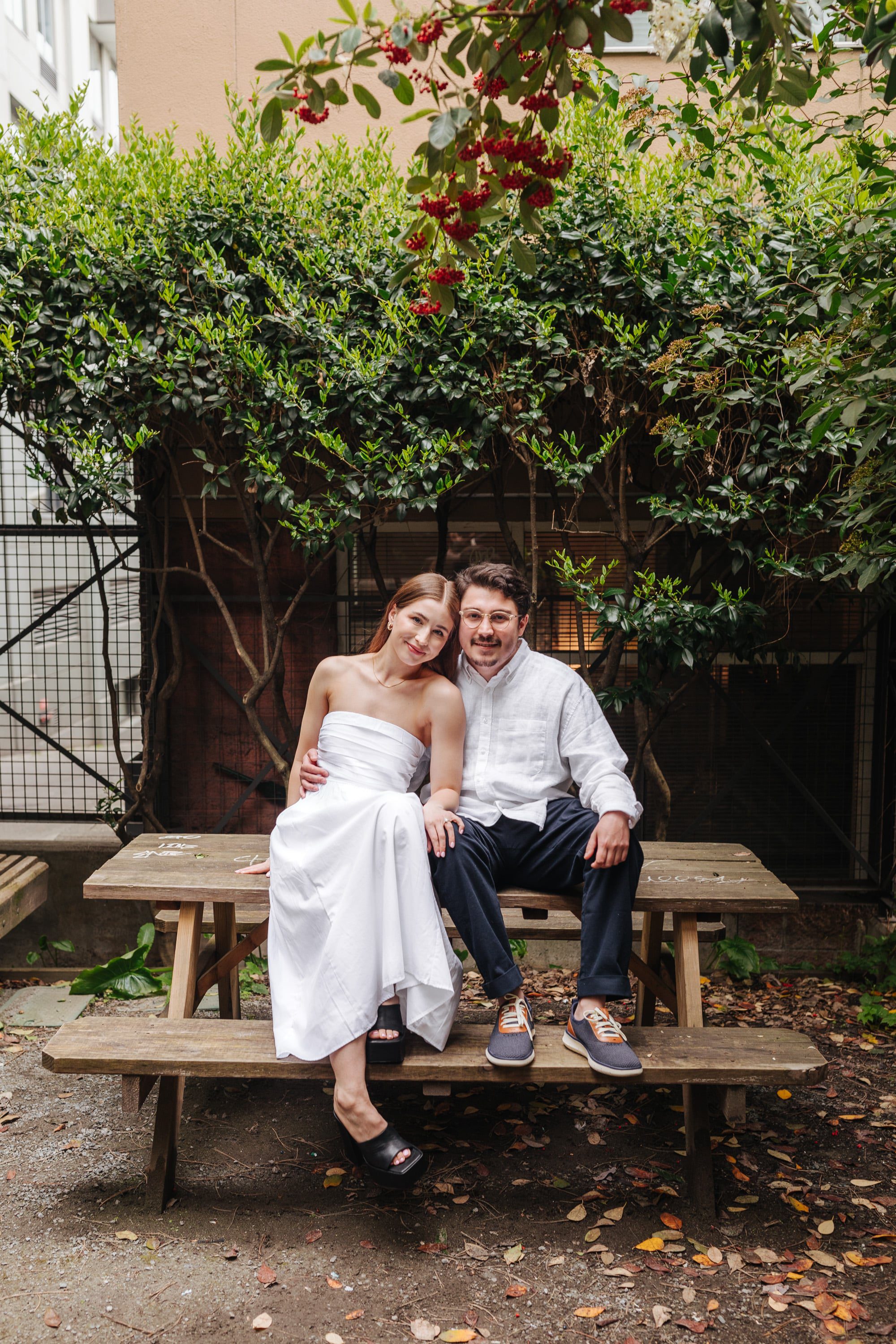 white engagement outfit ideas, engagement photo ideas, engagement photo posing ideas, white engagement outfit ideas, sitting posing ideas, engagement sitting pose