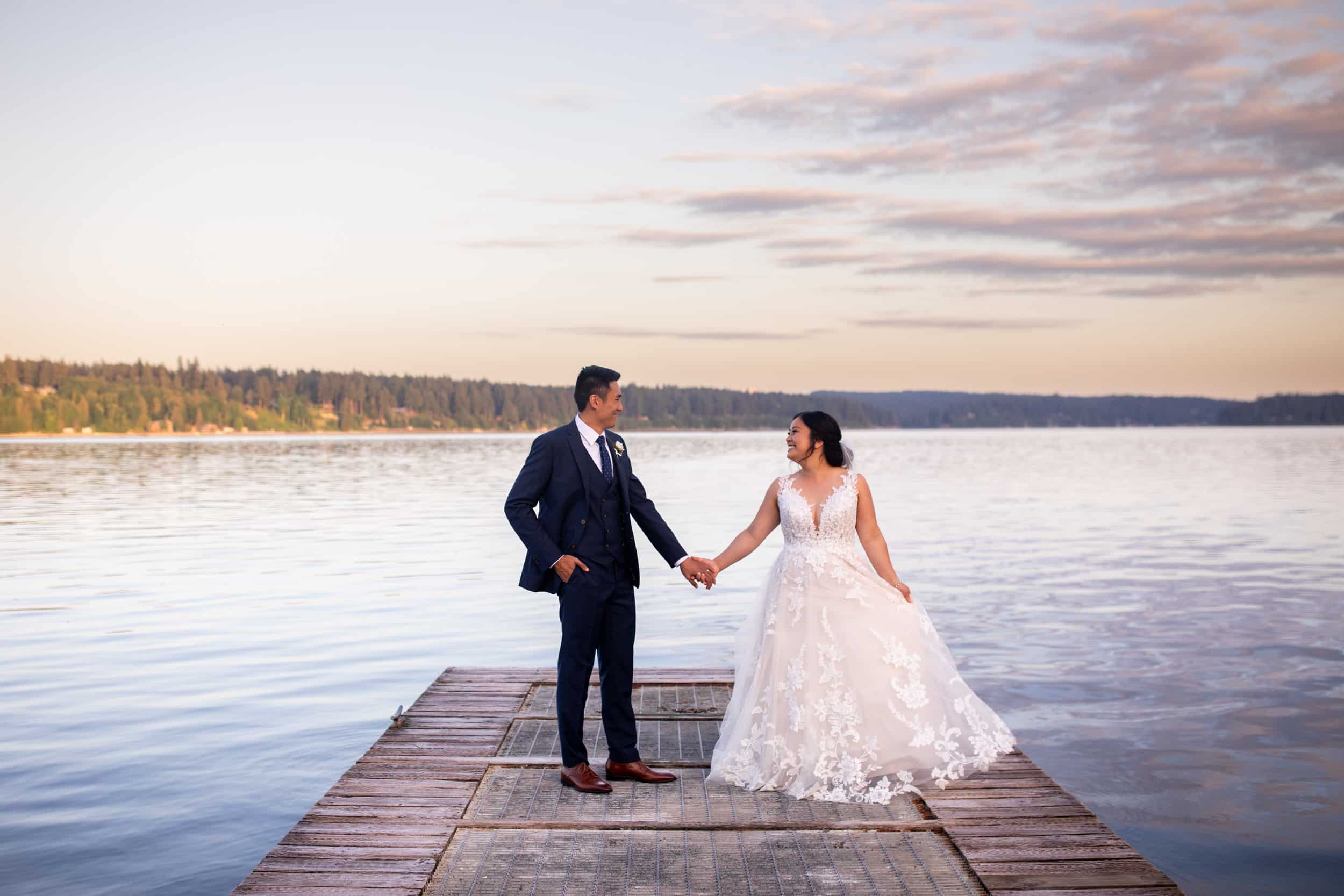 kiana lodge seattle, kiana lodge seattle wedding, kiana lodge wedding, seattle weddings, seattle wedding photos, seattle wedding photographer, outdoor seattle weddings, lodge wedding seattle, pnw wedding photographer, puget sound wedding photographer, golden hour photos seattle, kiana lodge golden hour