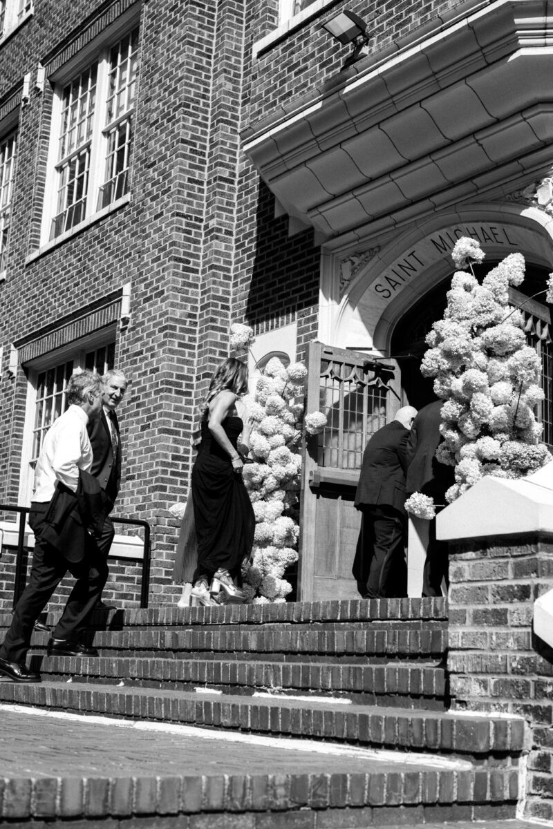 Guests arriving to Villa Academy wedding in Seattle