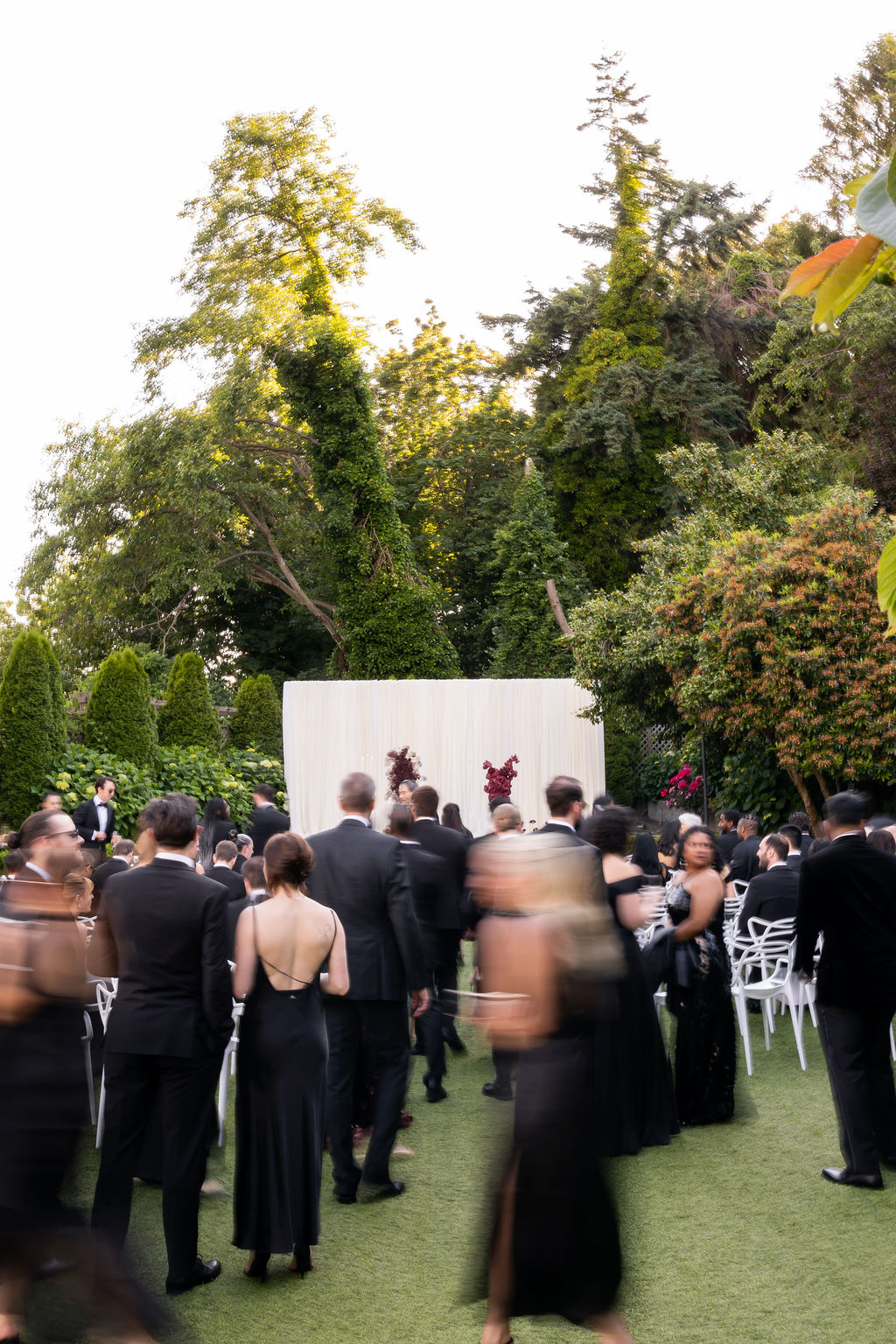 guests finding their seats at admirals house seattle wedding