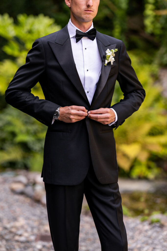 groom tighten jacket